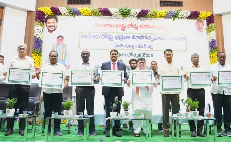 విద్యార్థులు వారి తల్లిదండ్రులు రోడ్డు నిబంధనలు పాటిస్తామని హామీ పత్రం పై సంతకాలు తీసుకోవాలి