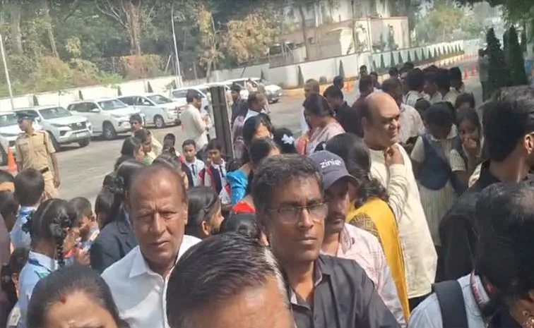 రాజ్‌భవన్‌ వద్ద పోలీసుల ఓవరాక్షన్‌