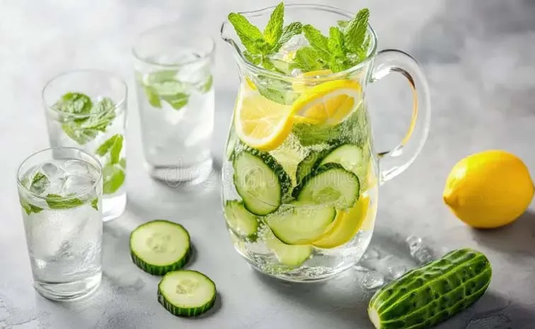 These Refreshing Detox Drinks To Beat Your Post New Years Eve Hangover