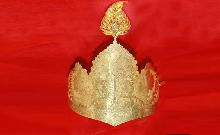 Golden Crown Offering to Guruvayurappan at Thrissurs Guruvayur Temple