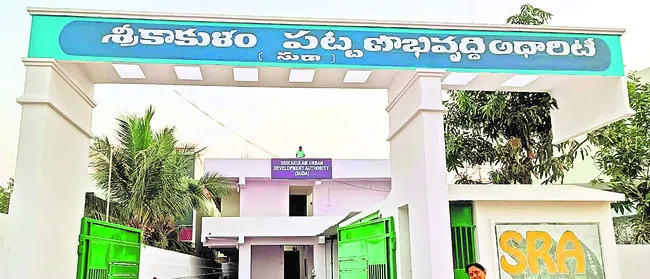 ఇంటి దొంగలు..!