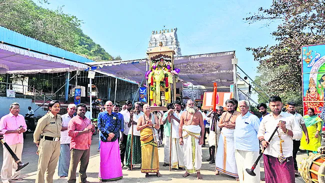 గజవాహనంపై వెంకన్న తిరువీధి సేవలు 