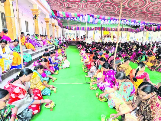 బీచుపల్లిలో భక్తిశ్రద్ధలతో కుంకుమార్చన పూజలు 