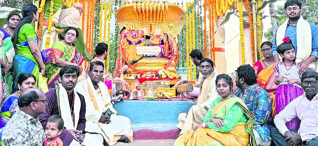 దసరా మండపంలో దర్జాగా..