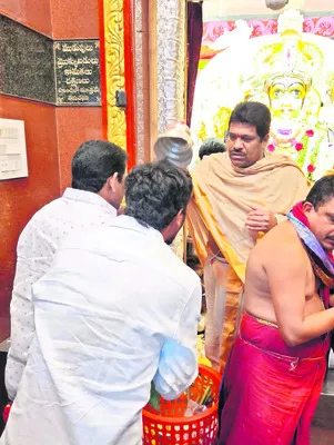 మావుళ్లమ్మ దేవస్థానం ప్రధాన అర్చకుడికి అవమానం 