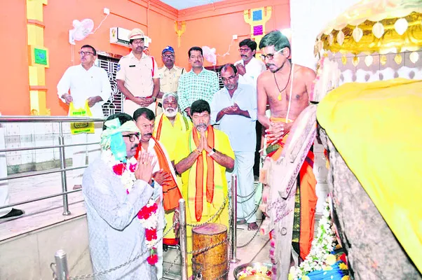ఆలయంలో జిల్లా జడ్జి పూజలు