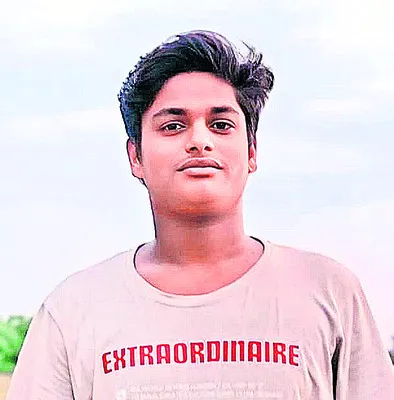 చెట్టును ఢీకొన్న బైక్‌ 