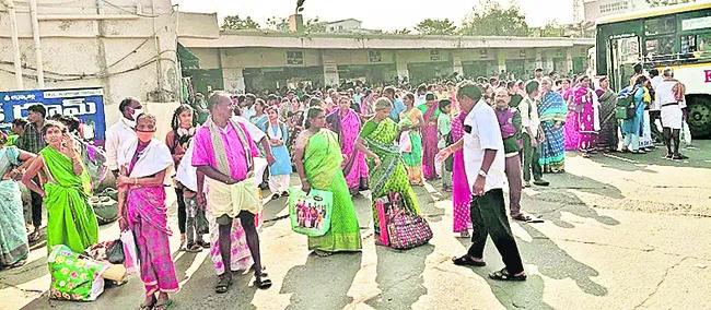 కాంప్లెక్స్‌కు పోటెత్తిన ప్రయాణికులు 