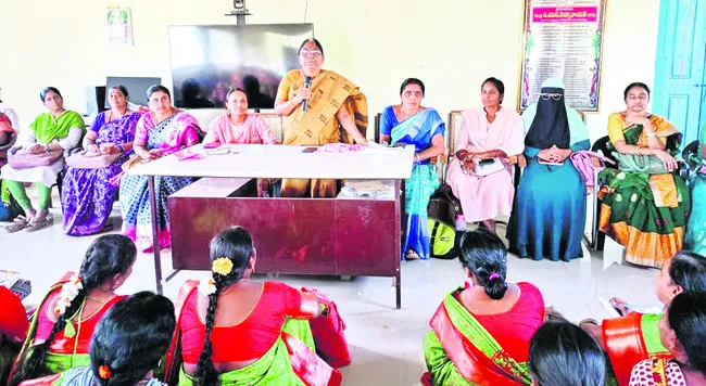 ధాన్యం కొనుగోలు కేంద్రం పరిశీలన