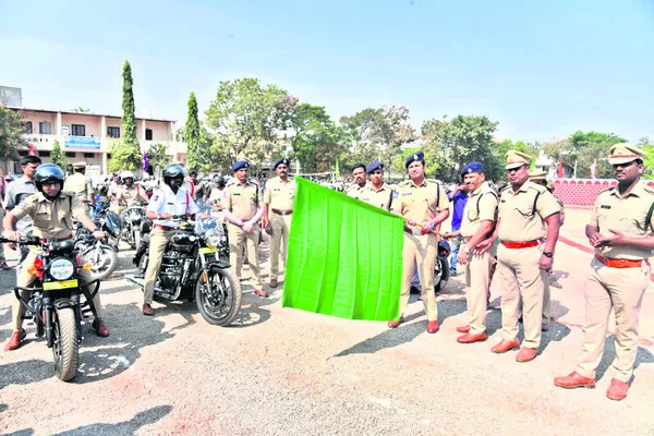 ట్రాఫిక్‌ నిబంధనలు పాటించాలి 