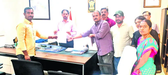 వేతనాల్లేవ్‌..పండుగెట్లా?