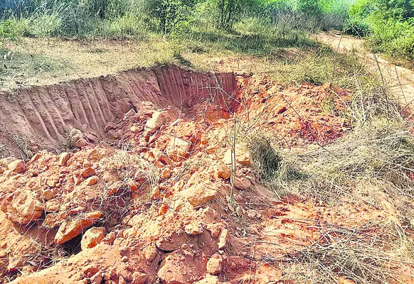 మట్టి మాఫియా కోరల్లో గుట్టలు 