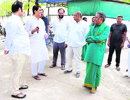 విజయ డెయిరీ అధికారులపై అక్రమ కేసులు తగదు