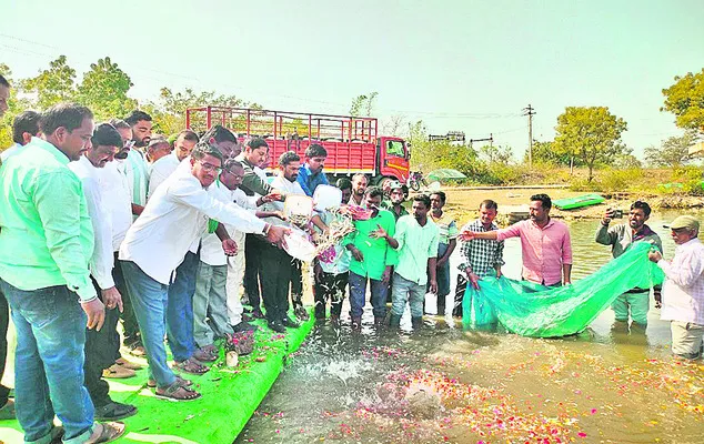 మత్స్యకారులు  ఆర్థికంగా ఎదగాలి
