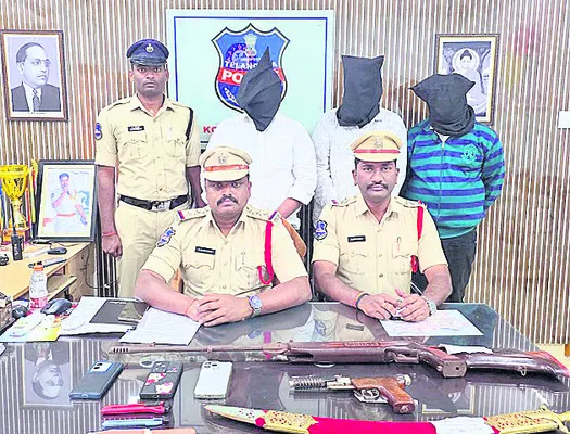 ఎయిర్‌ గన్‌.. తల్వార్‌లు చూపి.. 