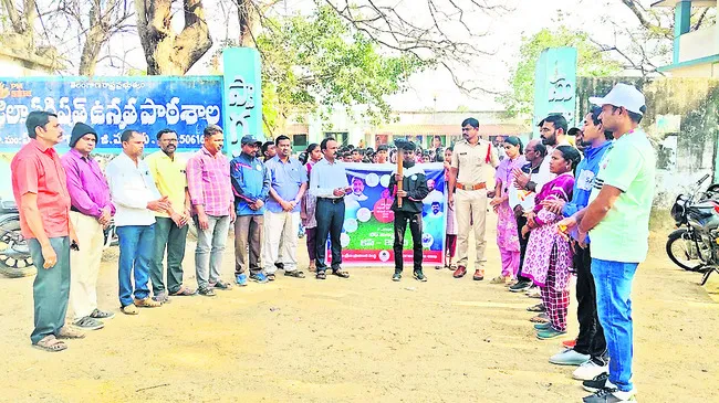 క్రీడలు స్నేహభావాన్ని పెంపొందిస్తాయి 