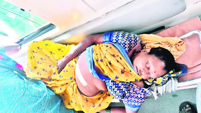 మేడారం భక్తులకు గాయాలు