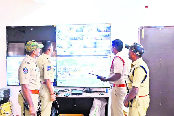 భక్తుల రద్దీ పర్యవేక్షణకు నిఘానేత్రాలు