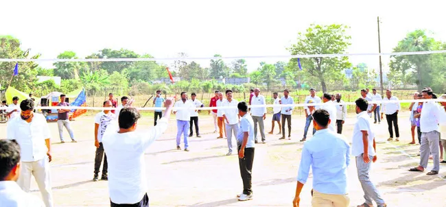 యువత వ్యసనాలకు దూరంగా ఉండాలి 