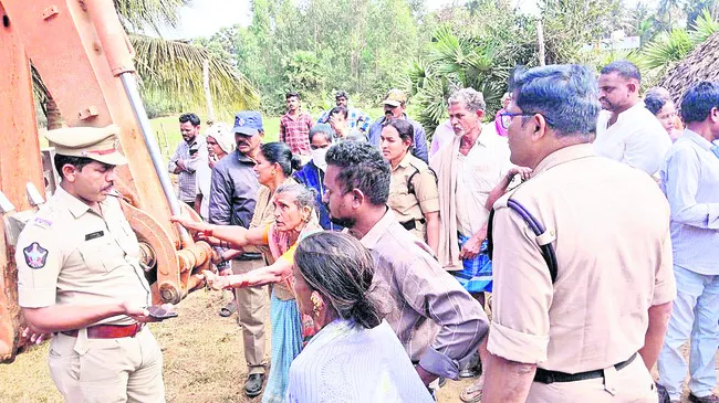 పరిహారం ఇవ్వకుండాపనులా? 