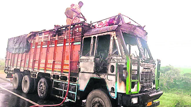 లారీ క్యాబిన్‌ దగ్ధం
