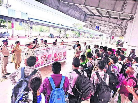 మండే స్వభావమున్న వస్తువులు తీసుకెళ్లొద్దు 
