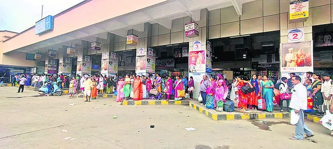 బస్సు సీటు.. పెద్ద పరీక్షే.. 