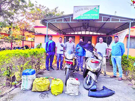 విస్తృతంగా ఎకై ్సజ్‌ దాడులు 