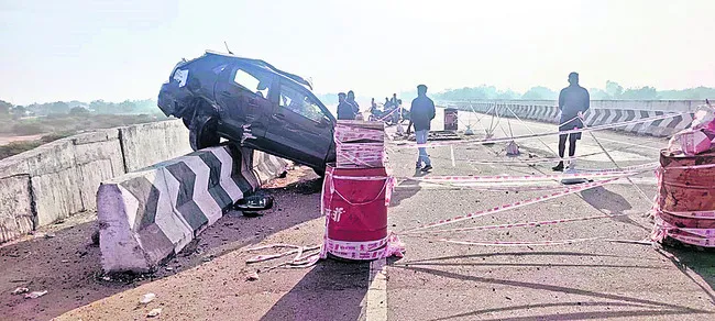 జాతీయ రహదారిపై పల్టీ కొట్టిన కారు 