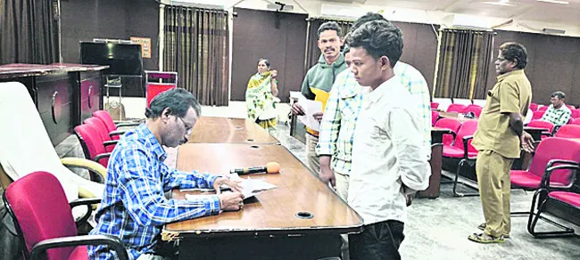 పీజీఆర్‌ఎస్‌కు ఎనిమిది వినతులు