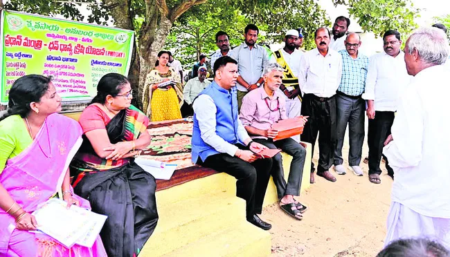 రైతుల ఆర్థికాభివృద్ధి లక్ష్యంగా పీఎండీడీకేవై అమలు 