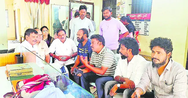 పిఠాపురంలో దళిత నాయకుల అరెస్ట్‌