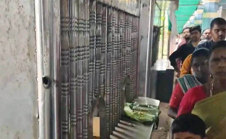 Electrical Shock To Devotees In Vijayawada Durga Temple