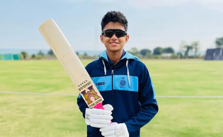 టాస్ గెలిచి బౌలింగ్ ఎంచుకున్న యూపీ.. అనుష్క అరంగేట్రం