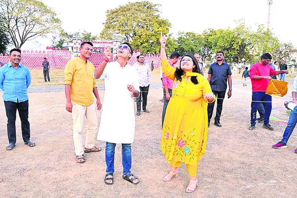 పండుగ ఆనందంగా జరుపుకోవాలి