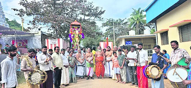 అశ్వవాహనంపై స్వామివారికి తిరువీధి సేవలు 