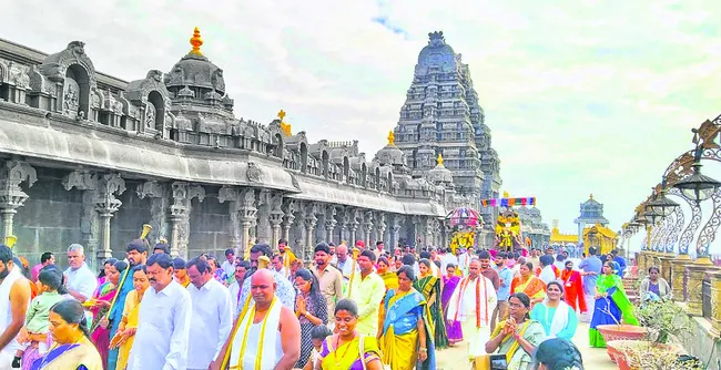 నిరాటోత్సవాలు ప్రారంభం