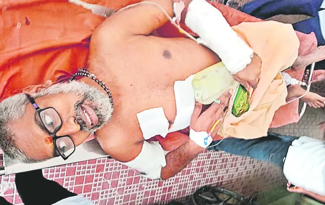 ఆలయ పూజారిపై కత్తితో దాడి 
