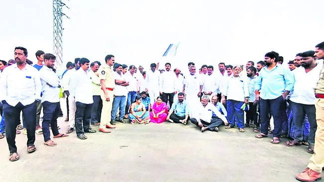 వైఎస్సార్సీపీ నేతలను అడ్డుకోవడం దుర్మార్గం 