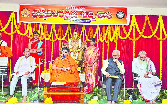 అన్నింటా దైవత్వాన్ని చూడాలి 