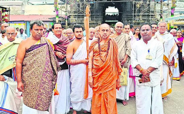 అమ్మవారి సేవలో ప్రముఖులు 