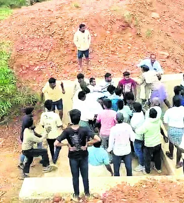 ప్రభుత్వ భూమిలో అకేషియా చెట్ల నరికివేత 