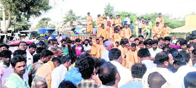 మట్టి తరలింపును అడ్డుకున్న పోలీసులు 