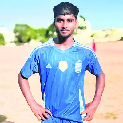 రాష్ట్ర ఫుట్‌బాల్‌ జట్టు కెప్టెన్‌గా ఎంపిక