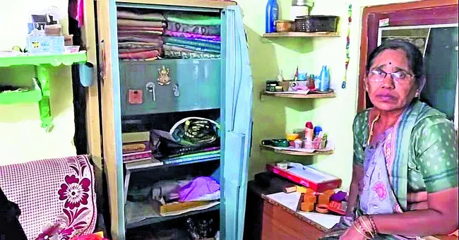 ఎస్సార్బీసీ ఉద్యోగి ఇంట్లో చోరీ 