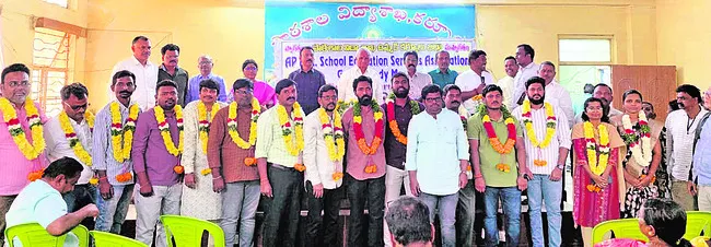 విద్యాశాఖ ఉద్యోగుల సమస్యలపై దృష్టి సారించాలి 