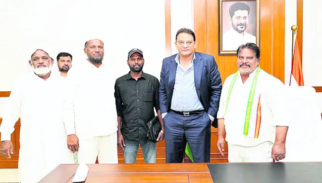 మంత్రి అజారుద్దీన్‌ను కలిసిన మైనార్టీ నాయకులు
