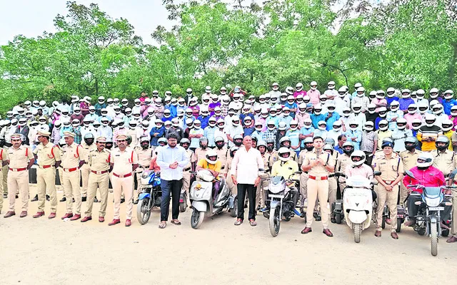 వాహనదారులు హెల్మెట్‌ ధరించాలి