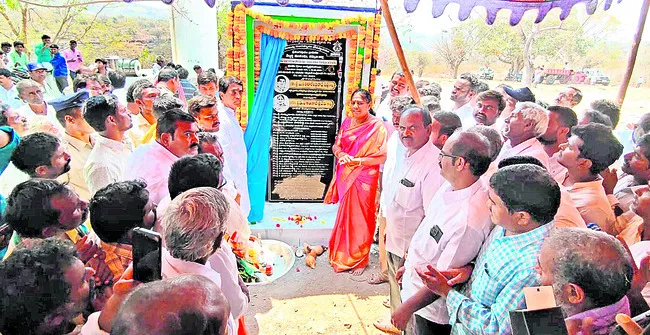 పాలుట్లలో అభివృద్ధి మంత్రం