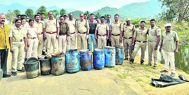 విస్తృతంగా ఎకై ్సజ్‌ దాడులు 